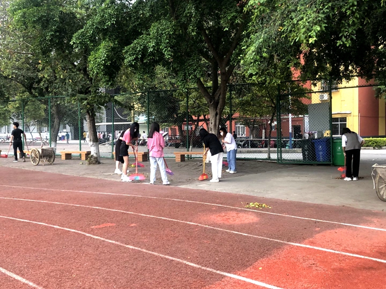 我校開展“愛護(hù)環(huán)境，共建清潔美麗校園