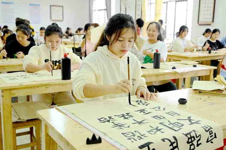 妙筆寫“清廉”，翰墨揚(yáng)正氣 | 我校開(kāi)展廉潔文化進(jìn)書法課堂活動(dòng)